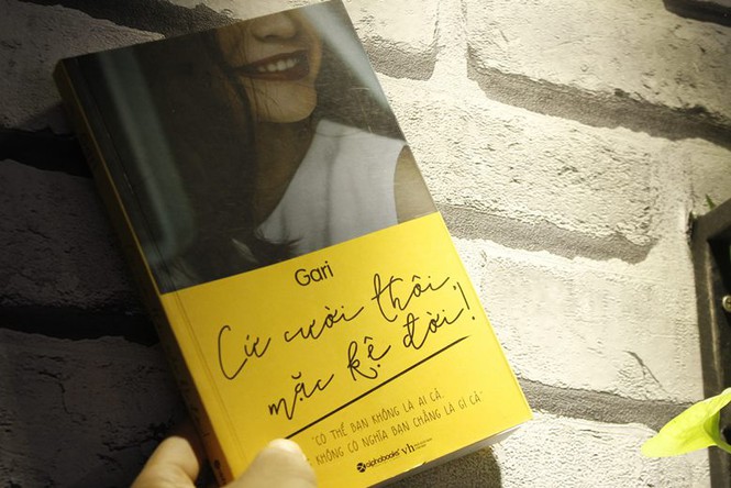 Review sách "Cứ cười thôi, mặc kệ đời”của tác giả Gari Nguyễn