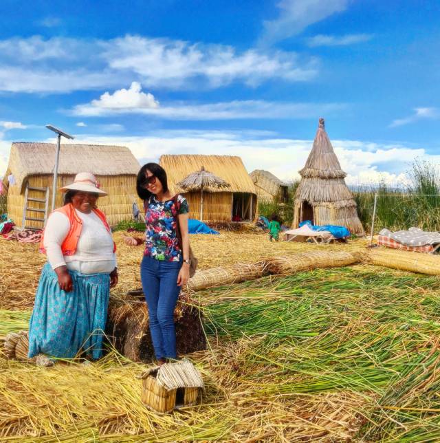  Dung Trần với người bộ lạc Uru ở Hồ Titicaca – Peru. Ảnh: FB Dung Trần