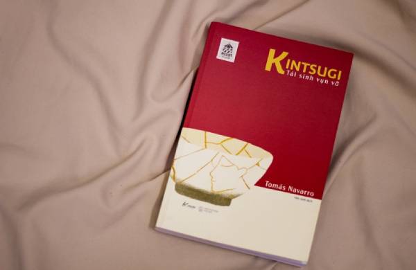 Kintsugi tái sinh để vụn vỡ là một cuốn sách giúp bạn hàn gắn vết thương, đau khổ